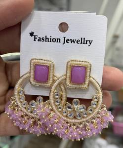 Ensemble de boucles d'oreilles indiennes traditionnelles Kundan plaquées or avec perles, design élégant et fantaisie pour femmes et filles - Product Image 4