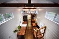 Mint Tiny Homes, édition Loft personnalisée de 34 pieds, armoires foncées et quincaillerie dorée