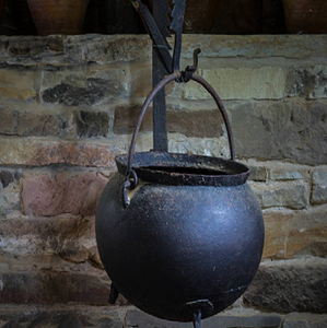 Élégant chaudron en fer noir avec une large bouche et de belles sculptures en volutes détaillées autour du corps - Product Image 4
