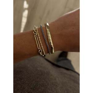 Pulsera Coco Tennis Link con Zafiro Azul, Baño de Rodio y Oro, Diseño Geométrico Clásico, Joyería de Cobre con Perlas para Uso Religioso - Product Image 5