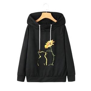 Sudaderas con capucha elegantes de invierno Sudadera con diseño de flores bordadas en negro y amarillo Diseños personalizados OEM Sudaderas con capucha impresas para mujer - Product Image 1