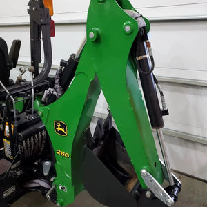 Tracteur John Deere 1025R, chargeur, tondeuse à gazon et pelle rétrocaveuse - Product Image 4