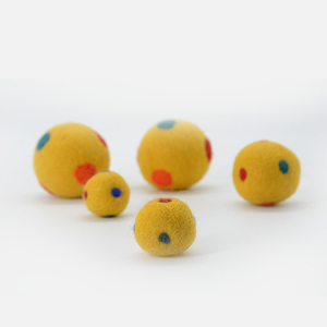 Boule de feutre en laine fait main - Produit pour animaux de compagnie en laine - Produit pour animaux de compagnie le plus vendu - Boules de feutre de couleur jaune - Product Image 1