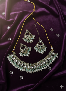 Parure de bijoux de créateur pour soirée, en zircon doré antique, au design traditionnel et magnifique, comprenant un collier ras-du-cou simple et des boucles d'oreilles pour femme, couleur or. - Product Image 6