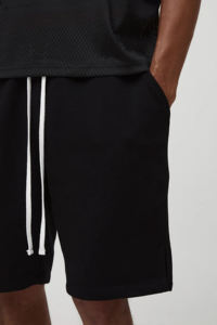 Short pour homme personnalisé avec logo brodé en détresse, léger et respirant, avec cordon de serrage contrasté, short de course à pied - Product Image 3