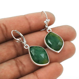 Boucles d'oreilles élégantes de luxe légères avec pierre précieuse émeraude naturelle Bijoux de bohème en argent sterling 925 uniques et à la mode pour la fête - Product Image 2