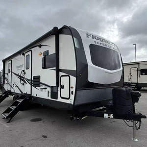 Remolques de viaje usados 2021 F-o-r-e-s-t R-i-v-e-r Flagstaff S-u-p-e-r L-i-t-e 26FKBS al por mayor disponibles para compradores mayoristas - Product Image 1