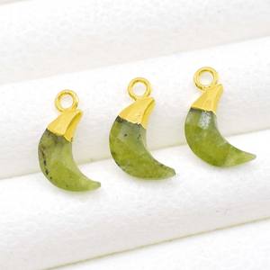 Pendentif en péridot en forme de croissant, plaqué or, demi-lune, charme en pierre précieuse, pendentif miniature fait à la main pour la création de bijoux et cadeau de la Saint-Valentin - Product Image 1