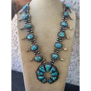 Conjunto de Collar Squash Blossom de Turquesa Kingman Navajo y Plata de Ley, Joyería Cultural Coleccionable Hecha a Mano por Artesanos - Product Image 2