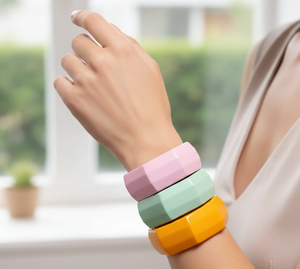 กำไลเรซิ่นสีสวยทันสมัย |   กำไลอะคริลิคแบบมันเงาสำหรับผู้หญิง |   เครื่องประดับแฟชั่นสมัยใหม่ขายส่ง - Product Image 2