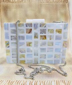 Pochette stylisée de créateur en incrustation de nacre pour mariée pochette en incrustation de nacre au look vintage pour la mode - Product Image 5