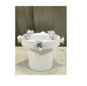 Vase décoratif à fleurs blanches - Product Image 1