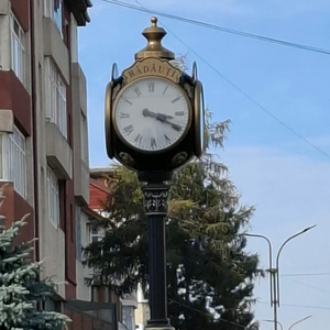 Reloj de Calle Exterior de Fibra de Vidrio de Cuatro Caras Personalizado con Sincronización GPS e Iluminación LED, Hecho en Italia - Product Image 2