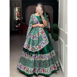 Lehenga Choli traditionnel en soie Dola à imprimé Patola vert attrayant pour les mariages - Product Image 2
