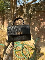 Sac à main de luxe pour femme en cuir d'alligator plaqué crocodile, avec rabat à bouton et motif lettre, idéal pour la vente en gros