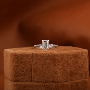 Anillo de compromiso de ajuste de pavé de oro blanco de 14KT con diamante cultivado en laboratorio de corte esmeralda de 1,5 CT, nuevo anillo de estilo clásico para niña - Product Image 5