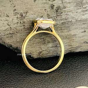 Bague de fiançailles solitaire en or massif 14 carats avec moissanite taille émeraude de 2,00 carats sertie en bélière - Product Image 2