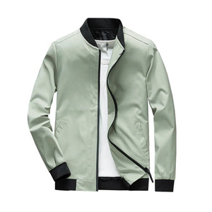 เสื้อแจ็กเก็ตบอมเบอร์สำหรับผู้ชายพิมพ์ลายโลโก้แบบกำหนดเองดีไซน์ใหม่พร้อมซิปปิดฤดูหนาวผ้าแคนวาสสีขาวย้อมสีแขนยาว - Product Image 1