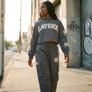 Conjunto de Chándal Personalizado al por Mayor para Mujer: Cortavientos Cargo Estampado Sólido, Sudadera con Capucha Larga Desgastada y Pantalones Holgados Estilo Urbano - Product Image 1