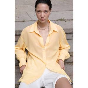 Chemise simple et élégante en tissu popeline, en coton pressé avec décoration boutonnée - Product Image 1