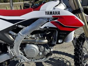 Motocyclette YZ450F 2026 Édition 70e Anniversaire - Product Image 4