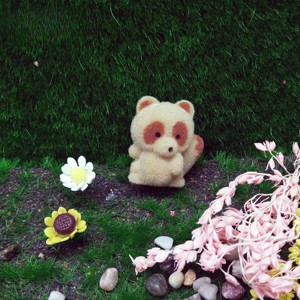 Mapache flocado en miniatura de 1 pulgada de alto para decoración de casa de muñecas - Product Image 2