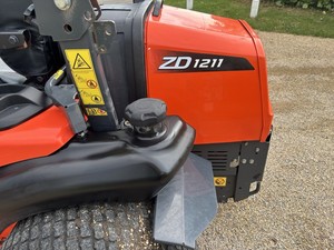 Cortadora de Césped Diésel Kubota ZD1211 de Grado Comercial, Tractor de Giro Cero de Uso Pesado - Product Image 6