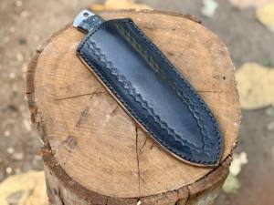 มีดดาบเหล็กดามัสกัส ใบมีดตายตัว แบบฟูลแทง สำหรับล่าสัตว์ ปอกหนัง งานอุตสาหกรรม ด้ามไม้ คุณภาพระดับ OEM สำหรับตั้งแคมป์ กิจกรรมกลางแจ้ง พร้อมปลอกแนวตั้ง - Product Image 6