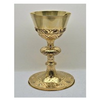 Calice en laiton à motif en relief avec finition dorée, parfait pour les occasions religieuses et les célébrations catholiques