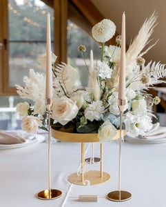 Pièce maîtresse décorative de mariage luxueuse avec des bougeoirs en métal de qualité supérieure et un support floral artistique pour une décoration grandiose - Product Image 5