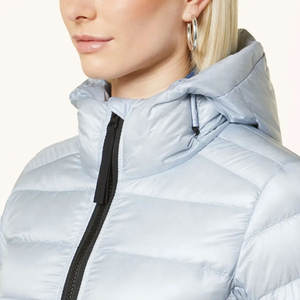 Producto completamente personalizado y embalaje Chaqueta acolchada para mujer Traje de moda Artículo fresco Chaqueta de burbuja para mujer - Product Image 5