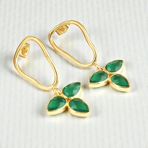 Boucles d'oreilles pendantes en argent 925 avec pierre précieuse en forme de poire de 4x6 mm - Boucles d'oreilles pendantes délicates avec plusieurs pierres - Bijoux plaqués or avec pierre de naissance - Product Image 5