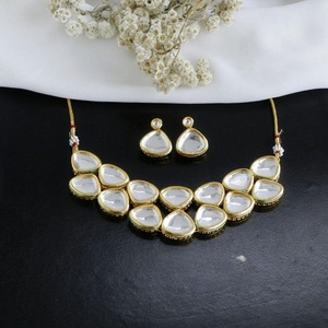 Ensemble élégant et classique pour femme, plaqué or, avec collier Kundan et boucles d'oreilles Polki en laiton, idéal pour les occasions de mariage, cadeau - Product Image 1