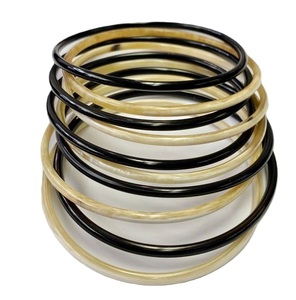 Bracelet en corne de buffle écologique avec surface polie lisse Bracelet en corne de boeuf traditionnel avec motif tribal sculpté à la main - Product Image 6