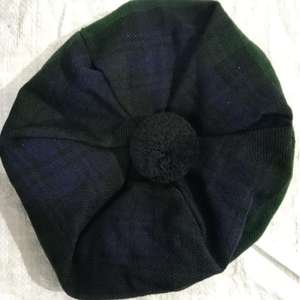 Este es un gorro escocés Tam O Shanter en el tradicional tartán Wallace. - Product Image 3