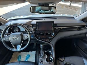 Toyota Camry Hybride Berline 2022, Transmission Automatique, Intérieur Cuir Foncé, Caméra Arrière, Conduite à Gauche, Jantes R17, Toit Ouvrant, Voiture d'Occasion - Product Image 5