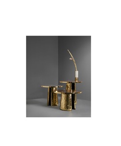 Table minimaliste en laiton conçue pour les appartements modernes, offrant des lignes élégantes et nettes qui rehaussent le design intérieur sophistiqué. - Product Image 1