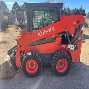 รถตักล้อยาง Kubota SSV 65 รุ่นขั้นสูง ออกแบบมาเพื่อการใช้งานในฟาร์มและไซต์ก่อสร้าง ให้ประสิทธิภาพสูง พร้อมคุณภาพระดับพรีเมียม แข็งแรง ทนทาน และจัดส่งรวดเร็ว - Product Image 1