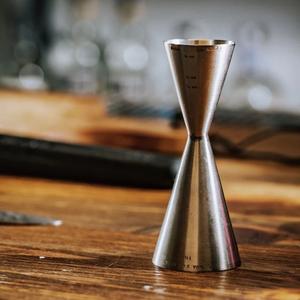 Jigger Clásico de Acero Inoxidable, Herramienta de Medición de Cócteles de Precisión con Doble Capacidad y Marcas Precisas para Bar Profesional - Product Image 1