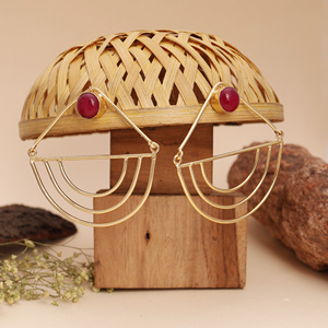 Eleva tu juego de accesorios con estos modernos pendientes colgantes geométricos combinados con una audaz parte superior de tachuelas de Piedra Roja y looks de fiesta. - Product Image 1