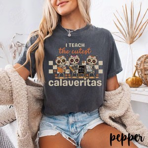 Camiseta Divertida del Día de los Muertos con Calaveritas, Camiseta para Maestra Latina, Camiseta Promocional para Maestra de Preescolar con Diseño de Calavera de Azúcar - Product Image 3