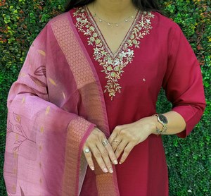 Beau costume Salwar en soie fabriqué à la main longue robe Kameez Dupatta de style traditionnel indien et pakistanais pour les fêtes de mariage - Product Image 2