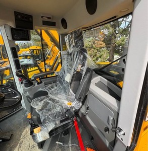 Cargadora compacta sobre orugas con accesorio de dirección deslizante y retroexcavadora para uso en construcción. Entrega rápida. - Product Image 5