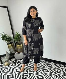 Robe Banarasi élégante de mariage floral avec kurta traditionnelle de détails de perles. - Product Image 4