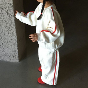 Logo personalizzato <span class=keywords><strong>per</strong></span> bambine oversize felpa a tracolla e pantaloni larghi <span class=keywords><strong>alla</strong></span> <span class=keywords><strong>moda</strong></span> autunnali 2 pezzi completi tuta <span class=keywords><strong>per</strong></span> bambini - Product Image 3