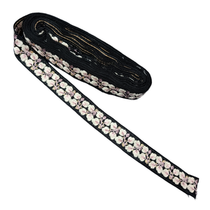 Vente en gros de rubans de dentelle idéaux pour les robes de mariée et l'artisanat de lacets brodés haut de gamme parfaits pour la couture et la haute couture - Product Image 1