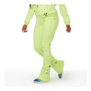 Survêtement pour femme durable et confortable avec des patchs vintage, design personnalisable, 100% coton pour un usage quotidien et le fitness - Product Image 3