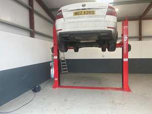 ลิฟท์ยกรถ 2 เสา แบบไฮดรอลิกไฟฟ้า 4 ตัน 4000 กก. 220 โวลต์ ประหยัดพลังงาน กระบอกสูบคู่ อายุการใช้งาน 5 ปี รับประกัน 1 ปี สำหรับรถยนต์ - Product Image 4