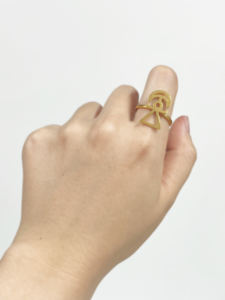 Bague géométrique minimaliste sophistiquée en acier inoxydable doré YOL R02, taille ajustable - Product Image 2