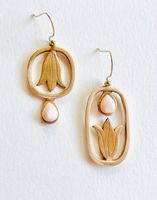 Boucles d'oreilles en laiton en forme de cloche pour femmes avec sculptures florales artisanales parfaites pour les tenues de danse classique indienne